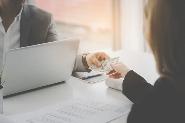 Underpaid because she did not have the required diploma, this employee forces her employer to submit to the Court of Cassation