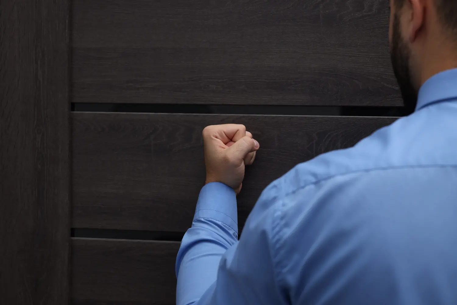 His colleague steals the belongings of the deceased but it is he who ends up fired: a funeral director loses his nerve