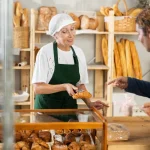 She installs a few chairs for her customers and loses her store: the courts order her to pay thousands of euros