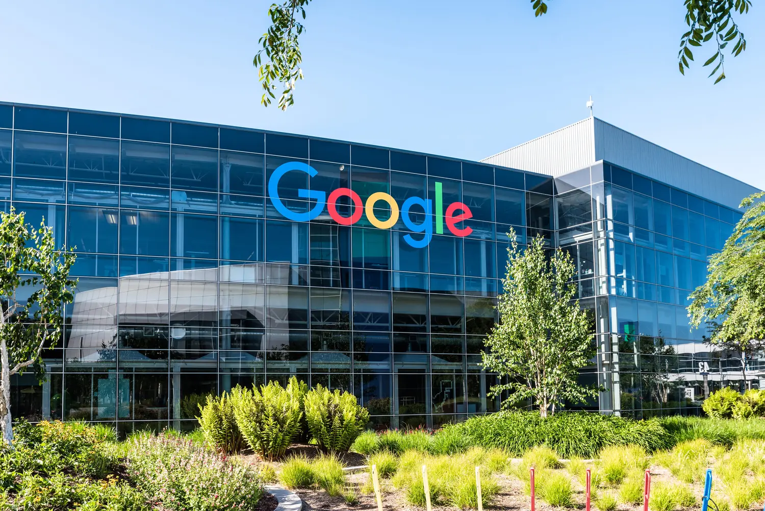 Google ordered to pay 126 million euros to several media outlets for anti-competitive practices