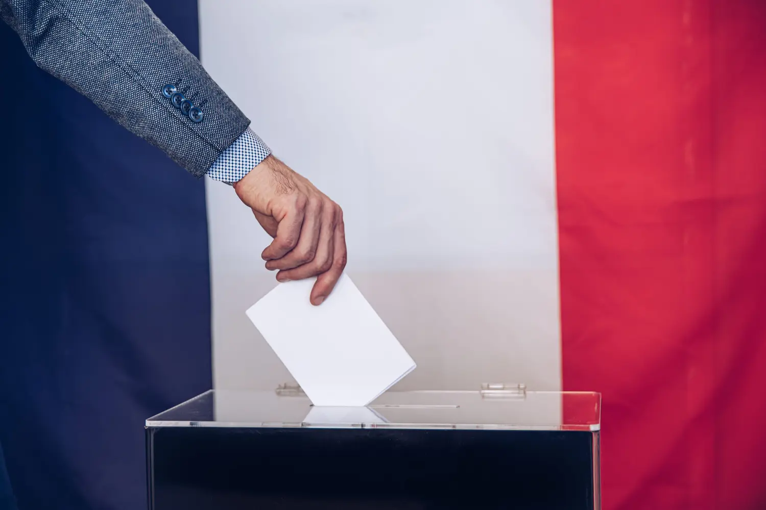 Jordan Bardella reaches between 35% and 37% of voting intentions in the first round of the 2027 presidential election according to an Ifop-Fiducial poll for Le Figaro, LCI and Sud Radio