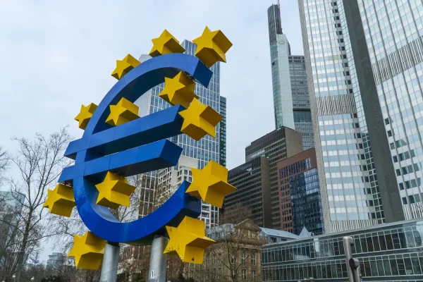 The ECB considers the creation of cross-border banks in Europe desirable