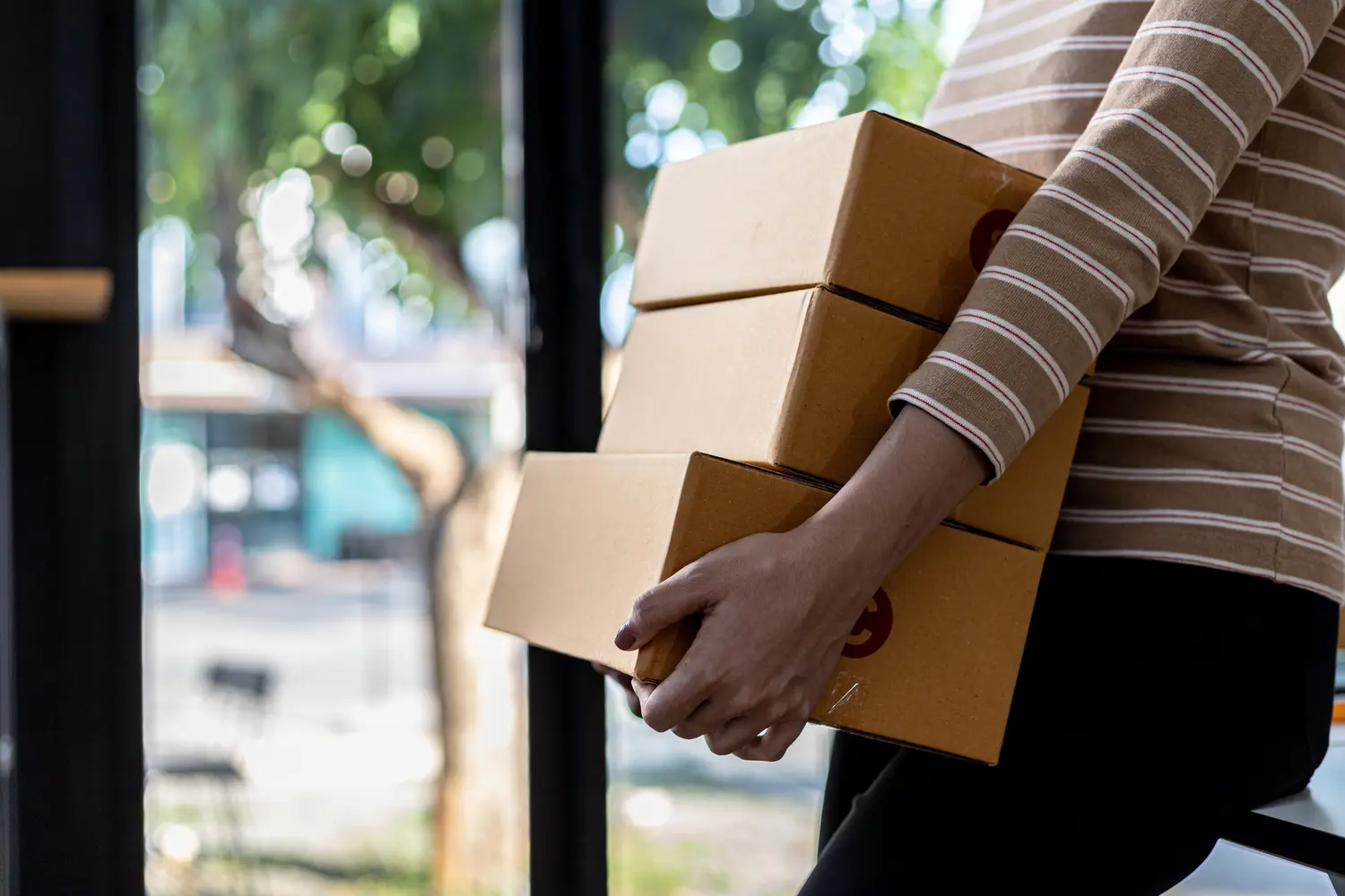 The French government announces the suspension, from July 1, 2026, of the 2-euro tax on small parcels introduced in March