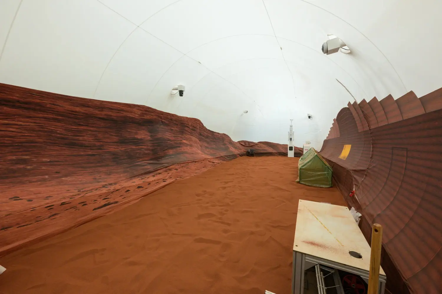 NASA is looking for volunteers to live for 1 year in a base like on the Moon or Mars