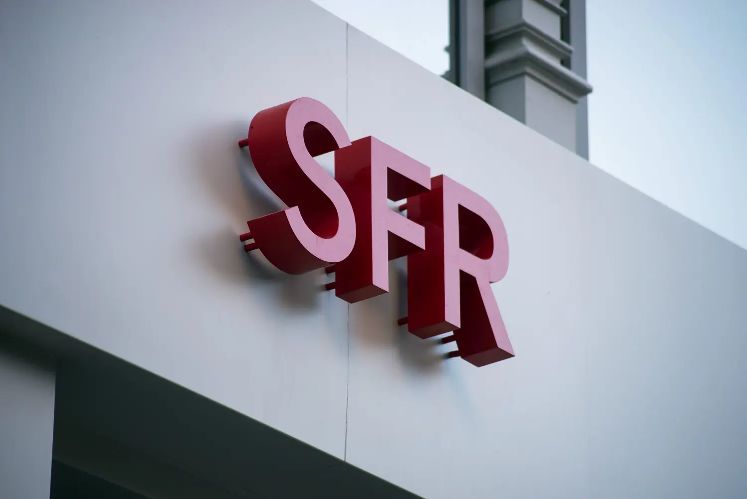 The European Commission refers the examination of the acquisition of SFR to the French Competition Authority