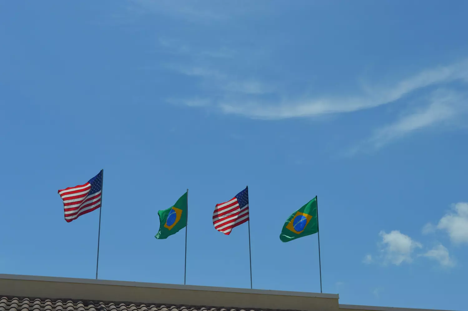 The United States is preparing to perpetuate new customs surcharges against its main trading partners