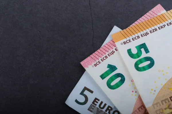 The government announces 3 billion euros in additional savings to try to keep the public deficit target at 5% of GDP