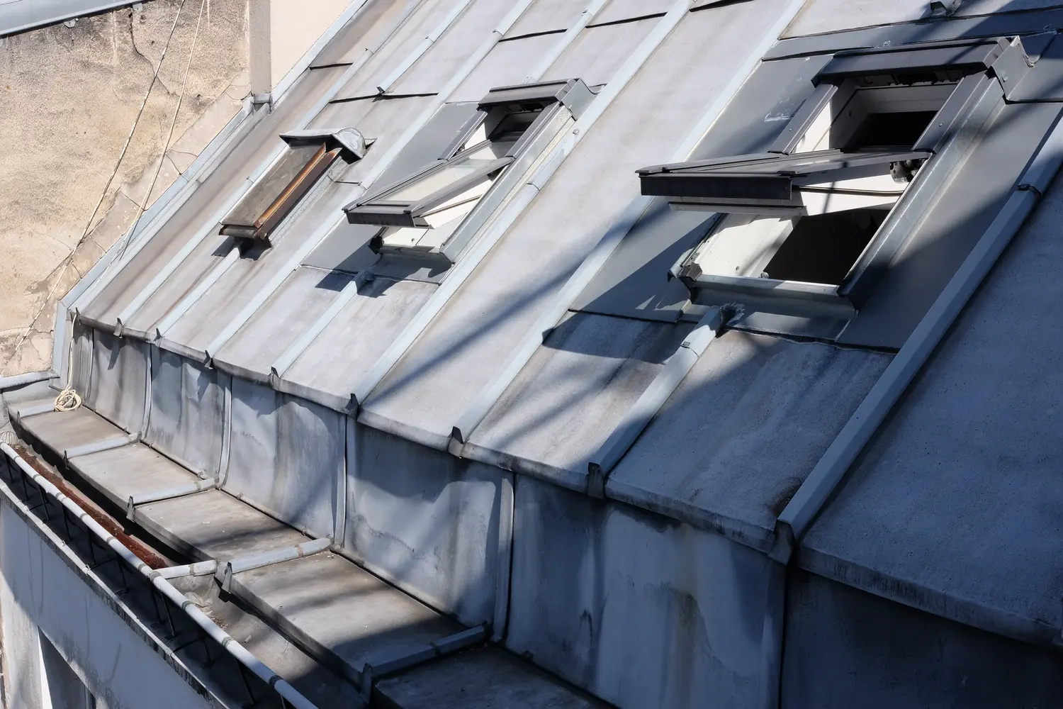 The owner imposes an extra rent of 120 euros per month on his tenant for a maid's room under the roof